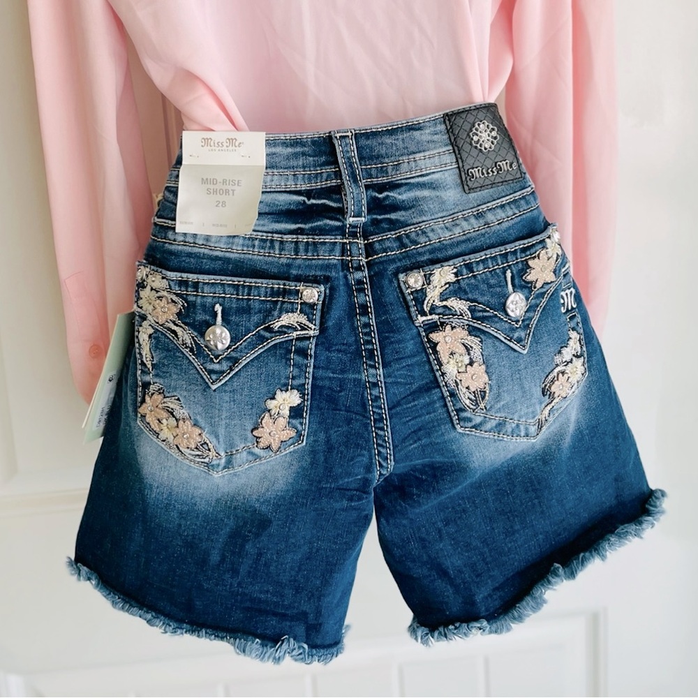 Miss Me RARE Floral Pocket
Styling Embroidery Gemstone Mid-Rise
Short sz 28 NWT